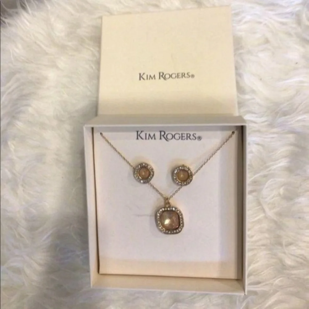 ❄️ Kim Rogers | Gold Square Earrings and Necklace Set